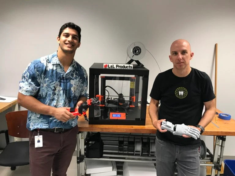 L&L Products Un employé de L&L imprime en 3D une main prothétique pour aider les personnes dans le besoin